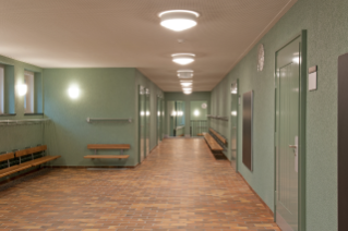 Korridor und Garderobe im Erdgeschoss des Schulhauses Halde C (© Menga von Sprecher, Zürich)